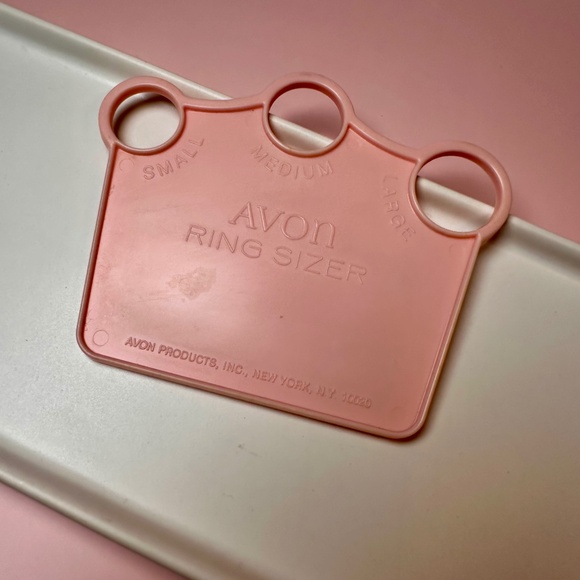 Vintage Avon Pink Ring Sizer • Adjustable Ring Measuring Tool • 1980s - Picture 1 of 3